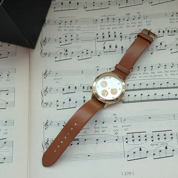 Brown Leather Strap Quartz Watch - Picture 3 of 11